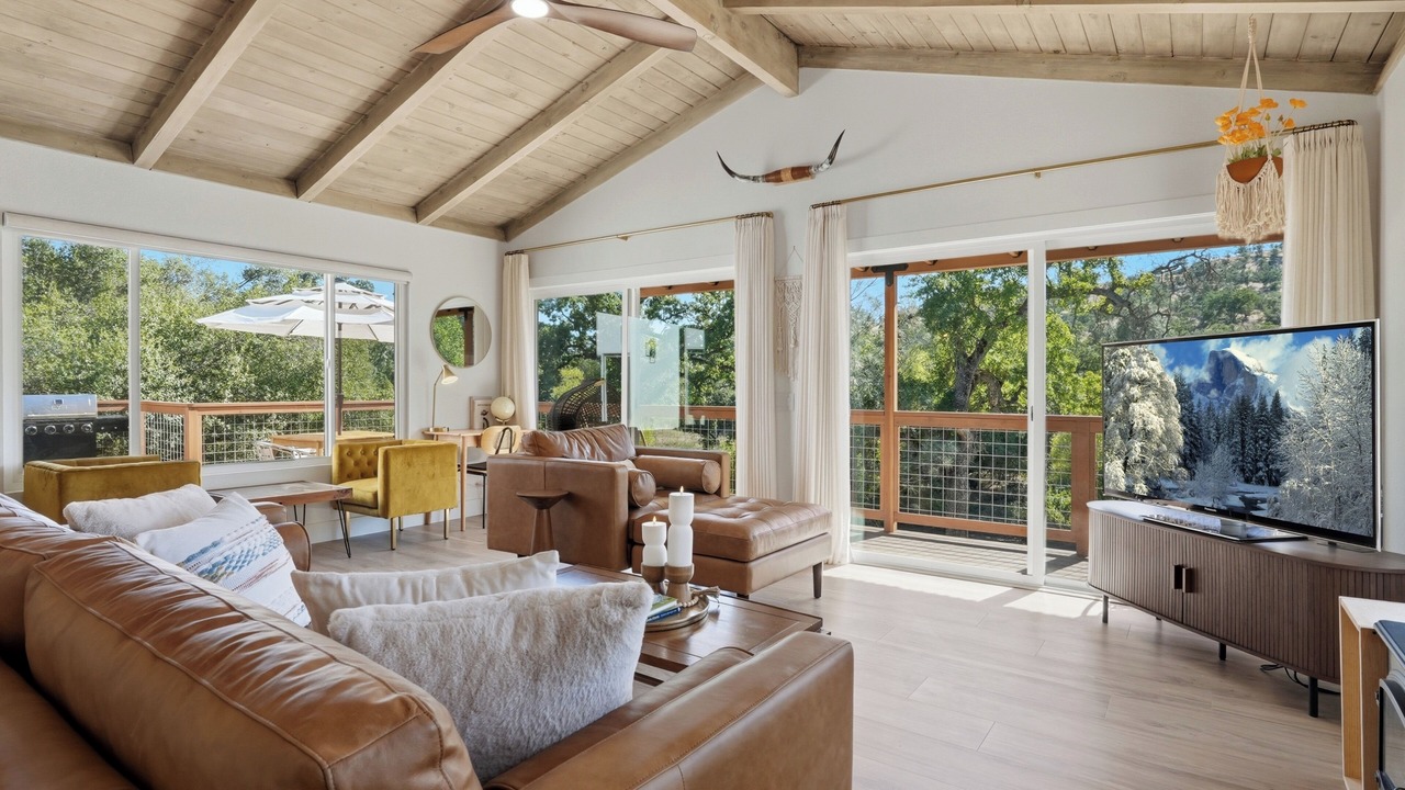 Photo of Livingroom in Yosemite Lakes