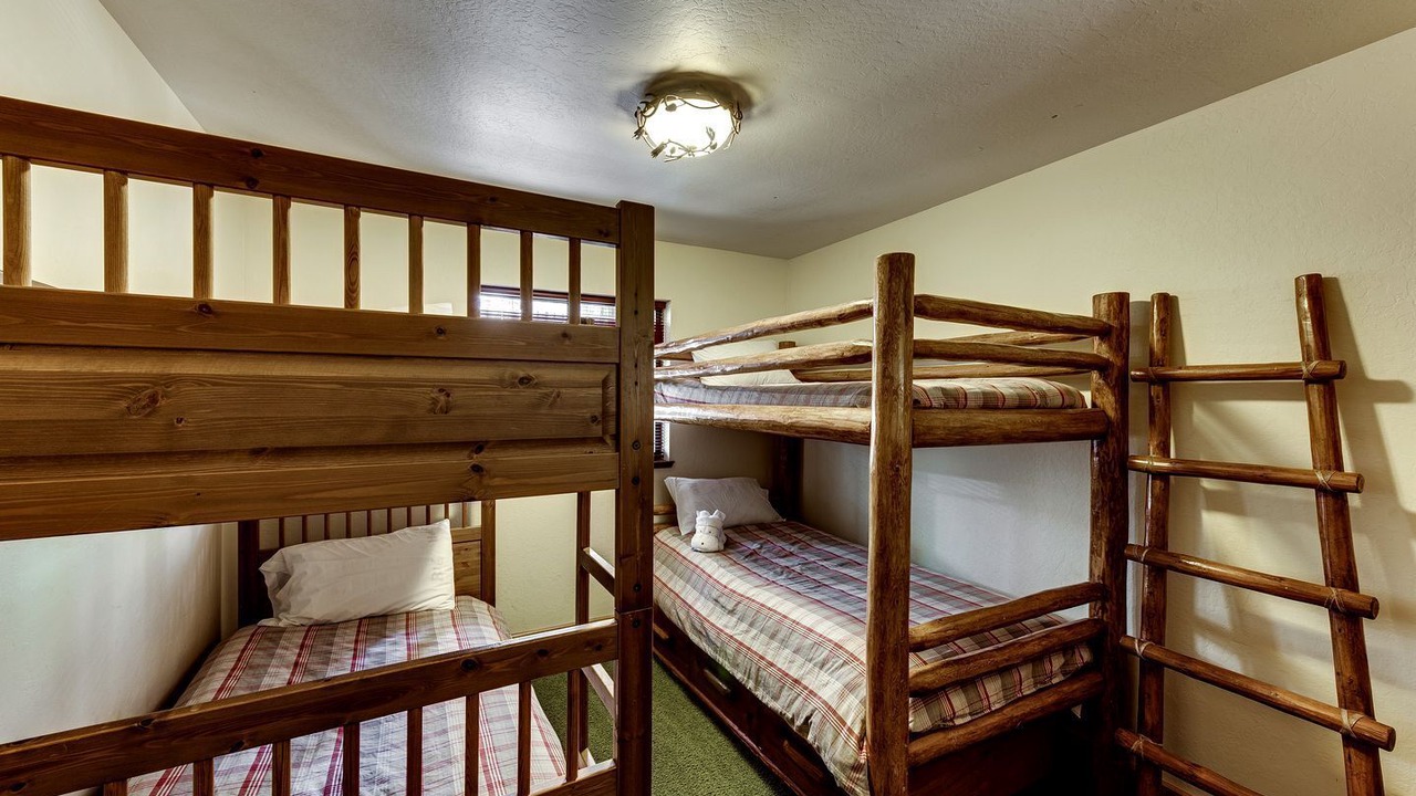 Photo of Bedroom in Groveland