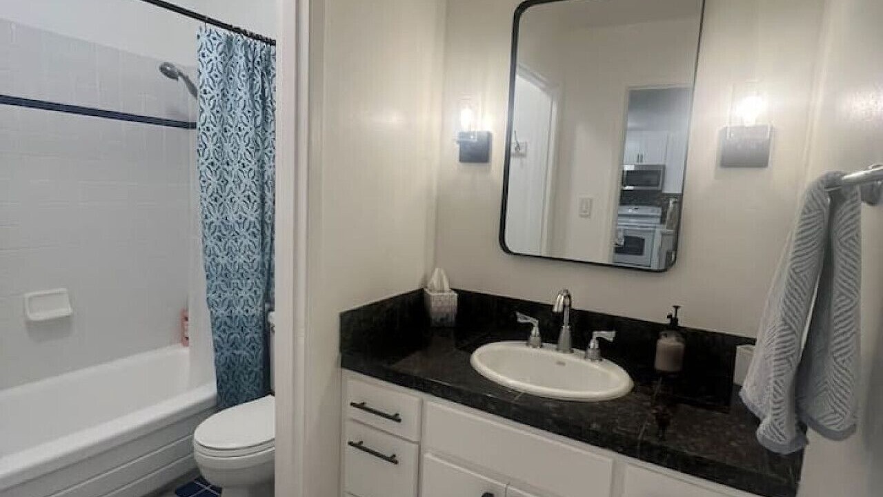 Photo of Bathroom in Oakland Ave - Harrison St
