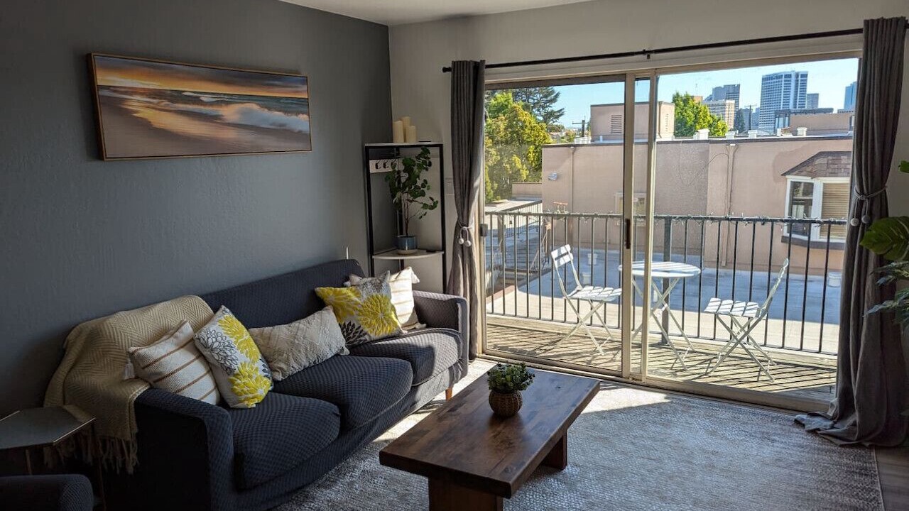 Photo of Livingroom in Oakland Ave - Harrison St