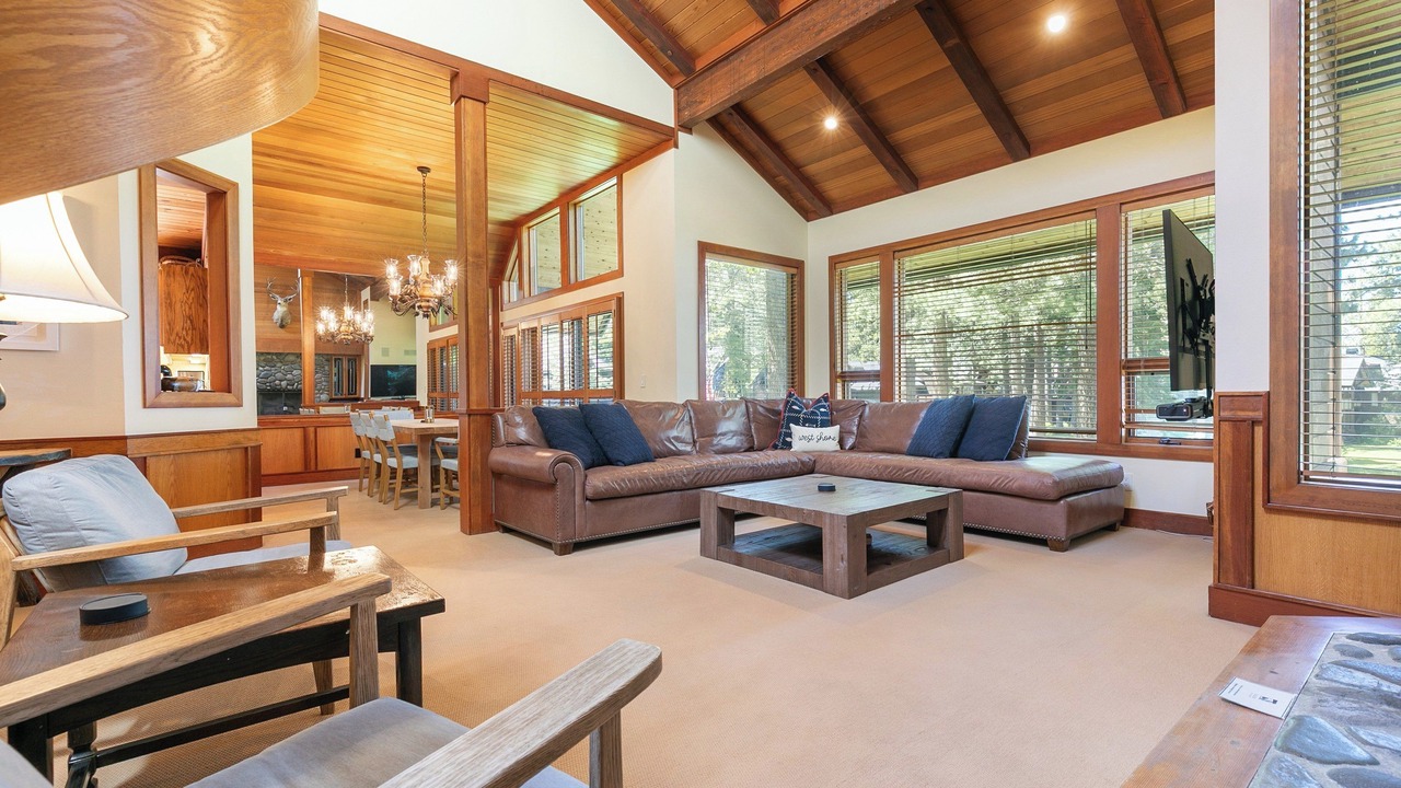 Photo of Livingroom in Chambers Lodge