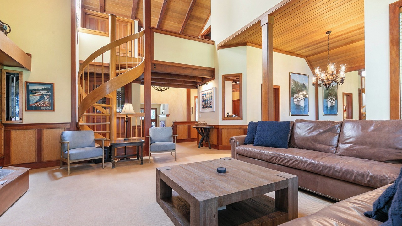 Photo of Livingroom in Chambers Lodge