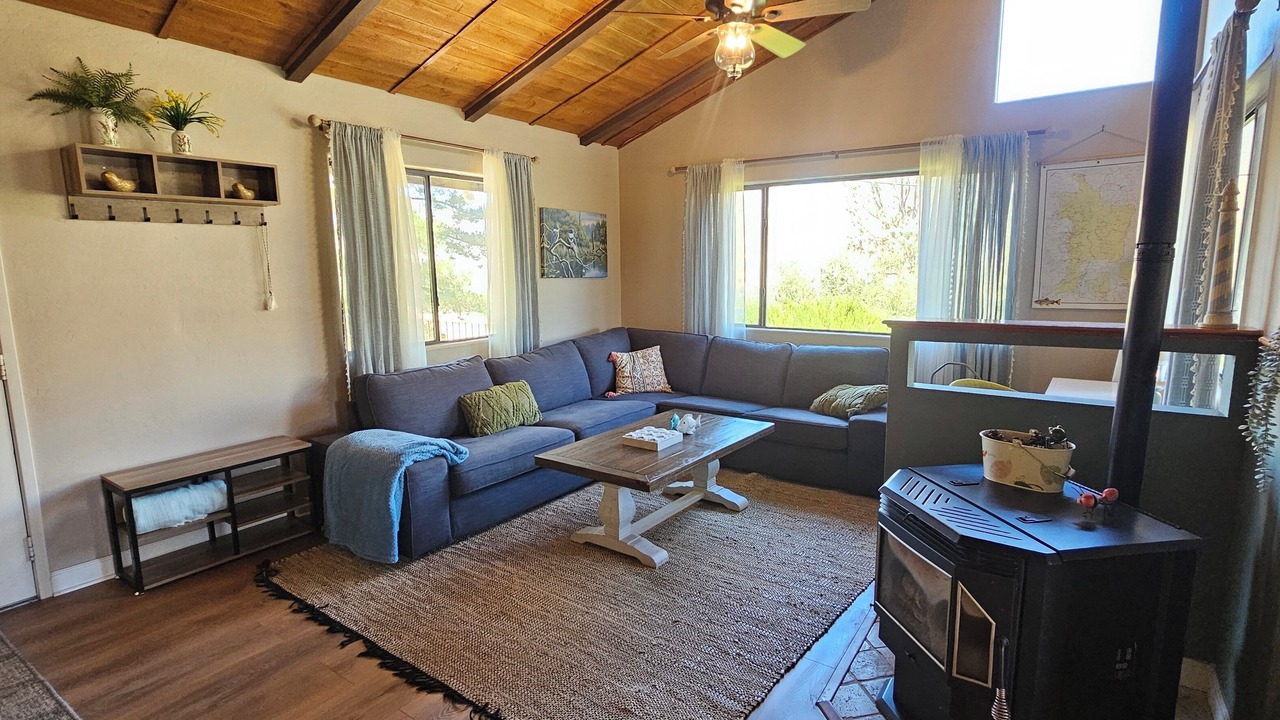 Photo of Livingroom in Kernville