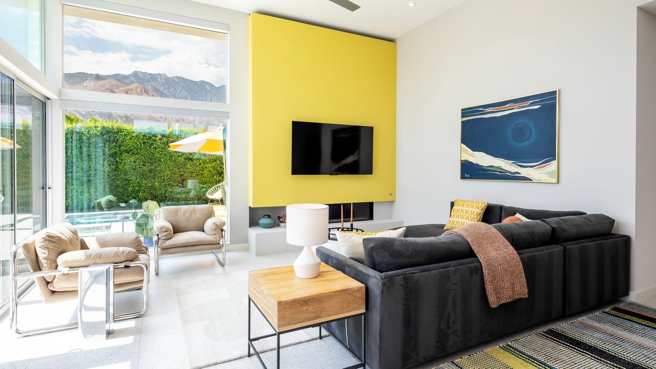 Photo of Livingroom in Racquet Club West