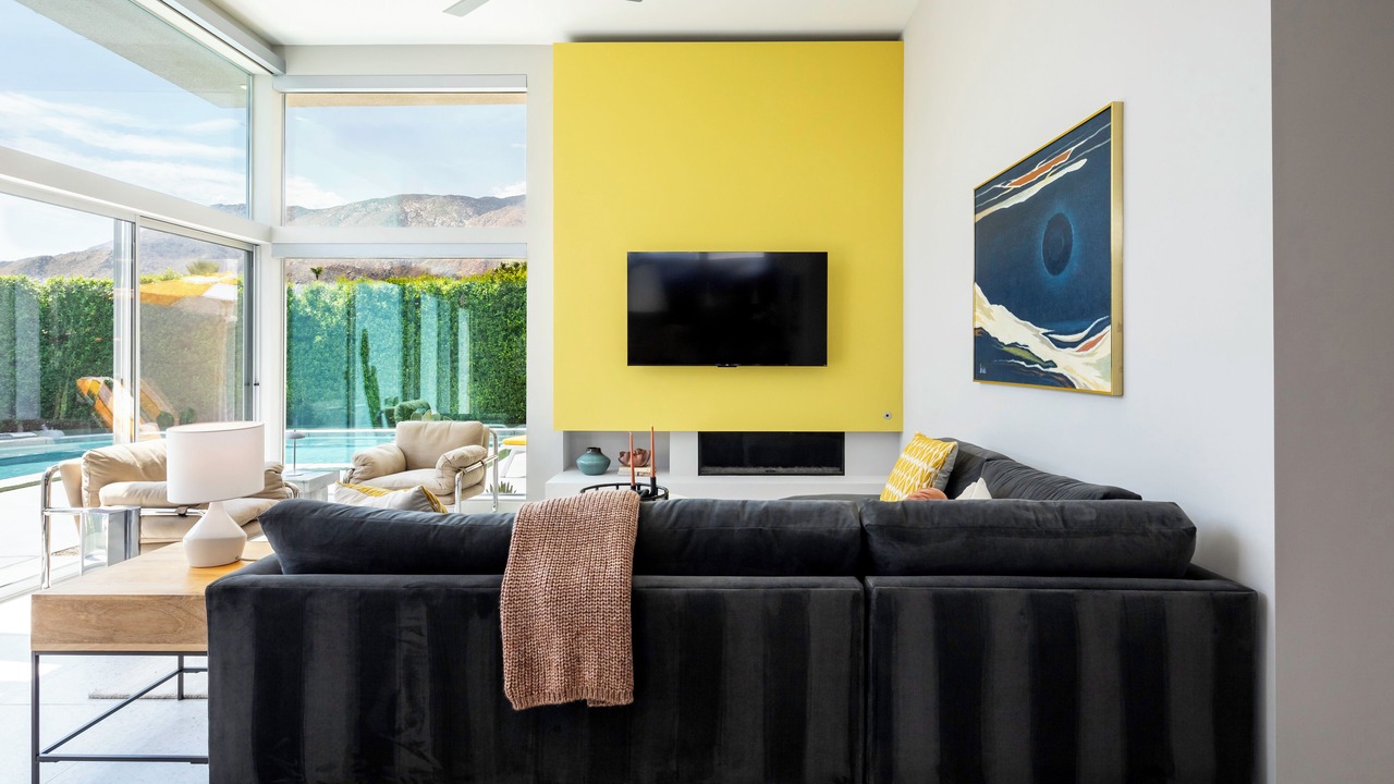 Photo of Livingroom in Racquet Club West