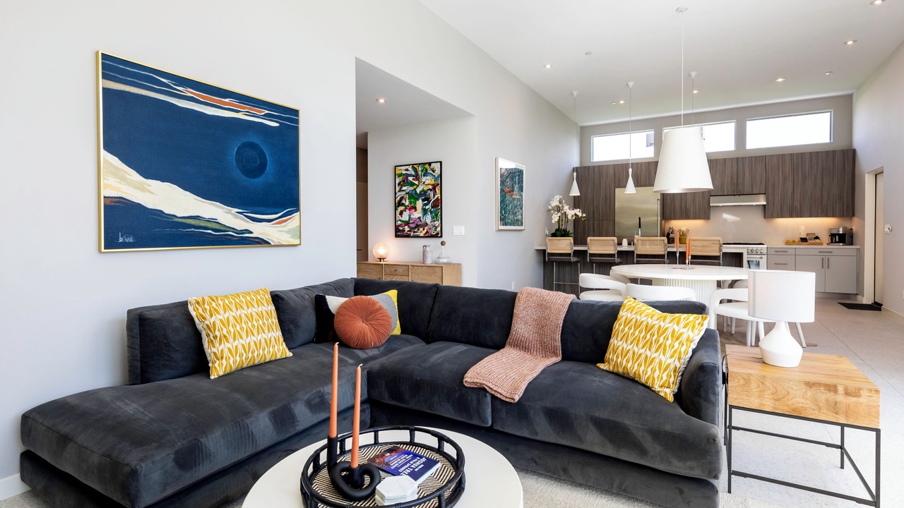 Photo of Livingroom in Racquet Club West