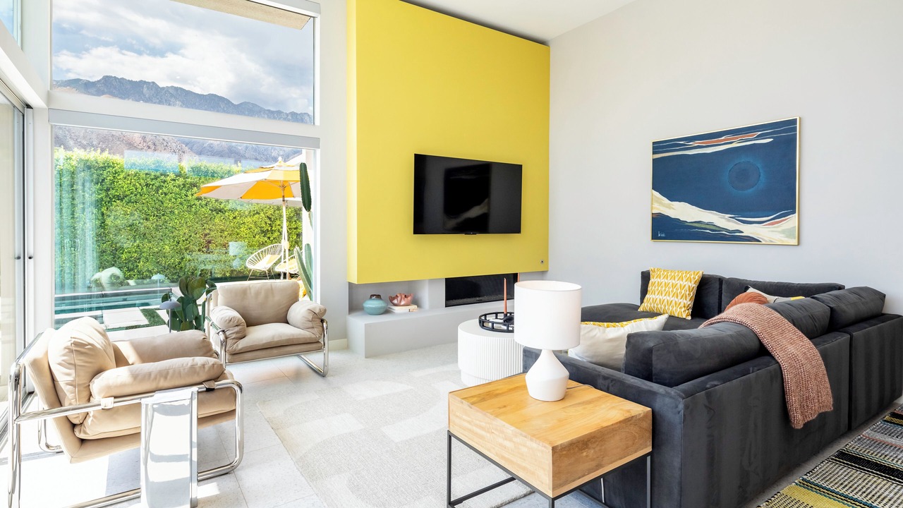 Photo of Livingroom in Racquet Club West
