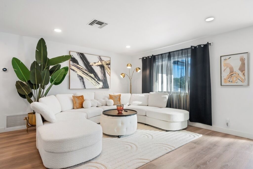Photo of Livingroom in Desert Park Estates