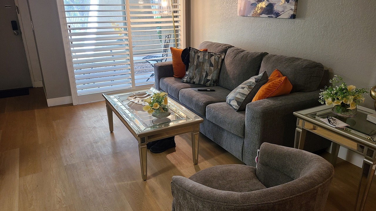 Photo of Livingroom in Racquet Club West
