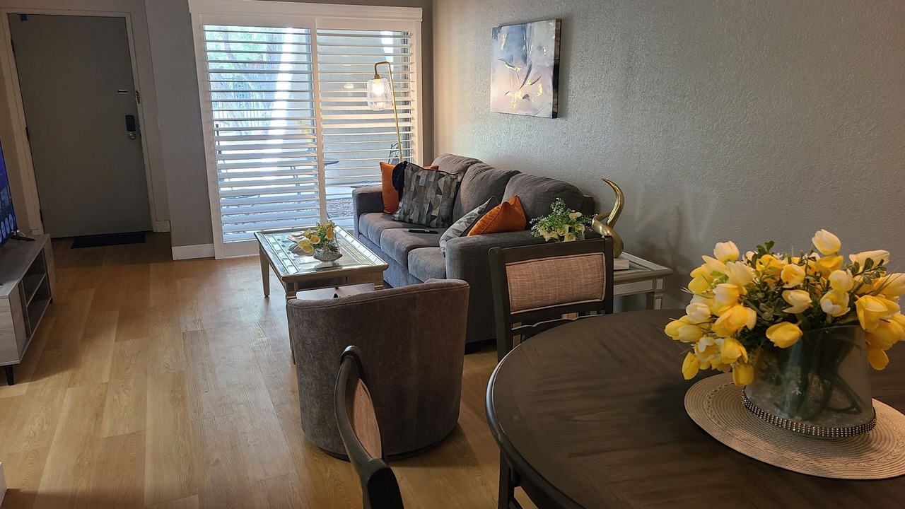 Photo of Livingroom in Racquet Club West