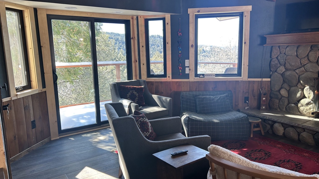 Photo of Livingroom in Crestline