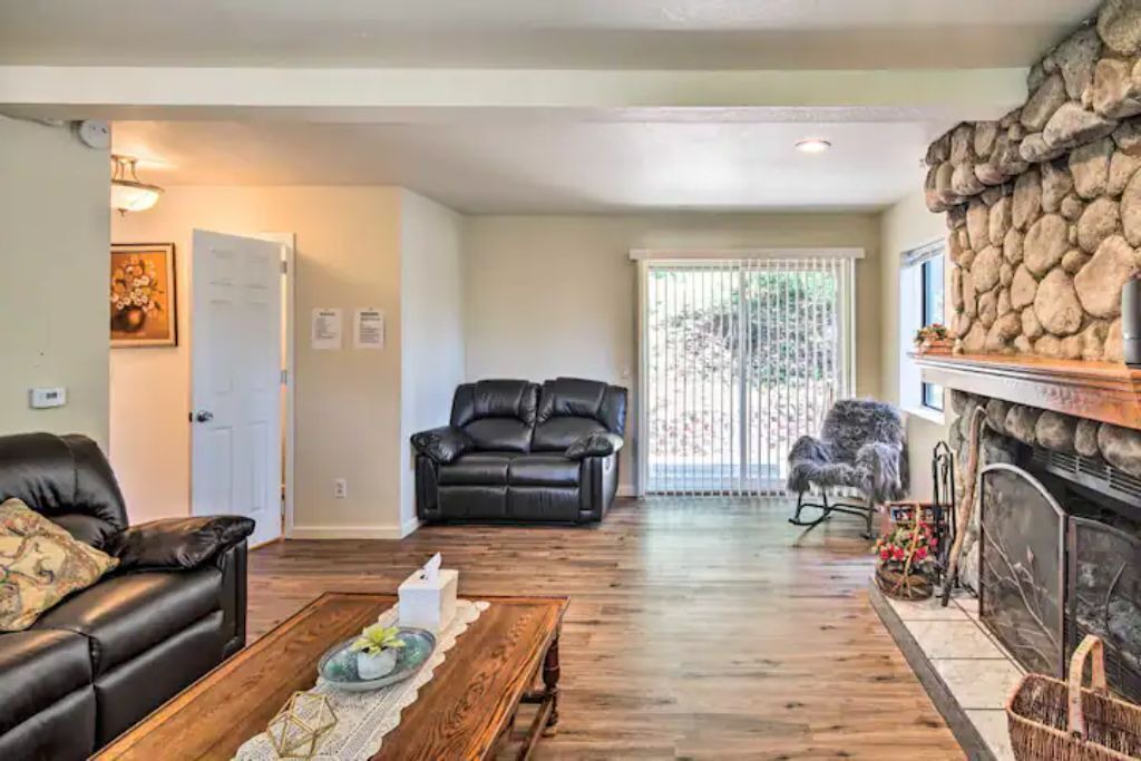 Photo of Livingroom in Crestline