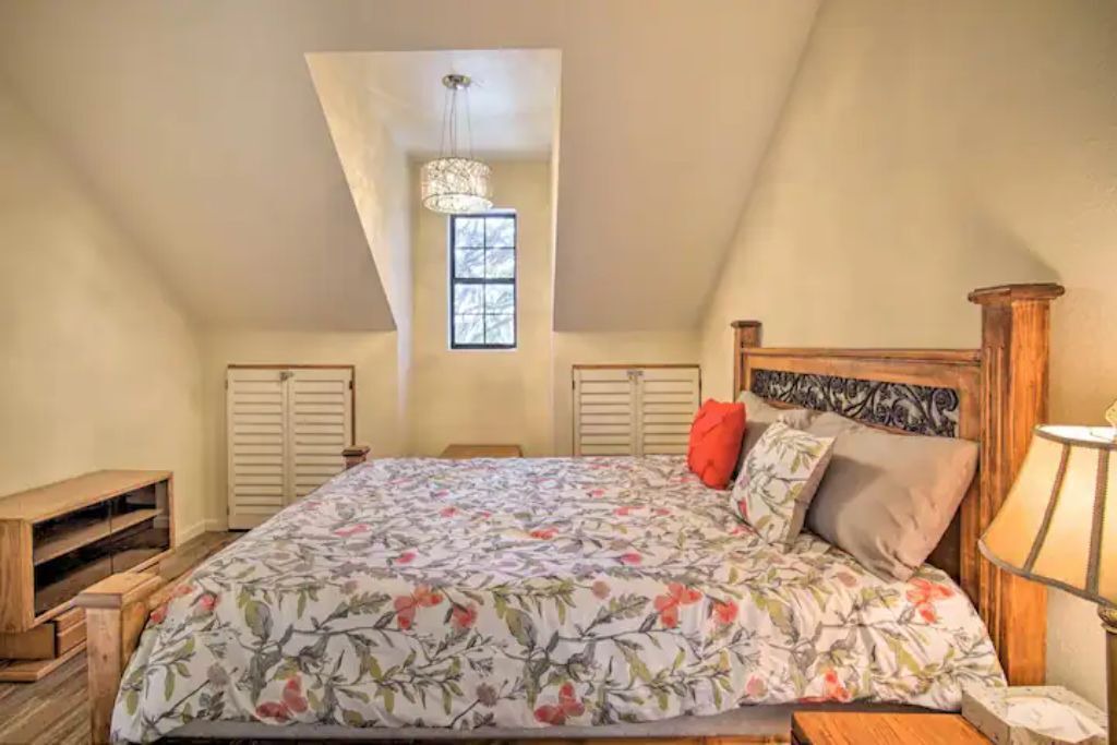 Photo of Bedroom in Crestline