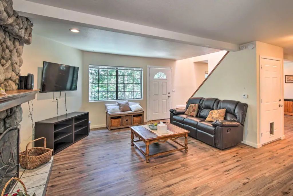 Photo of Livingroom in Crestline