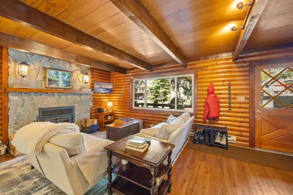 Photo of Livingroom in Serene Lakes