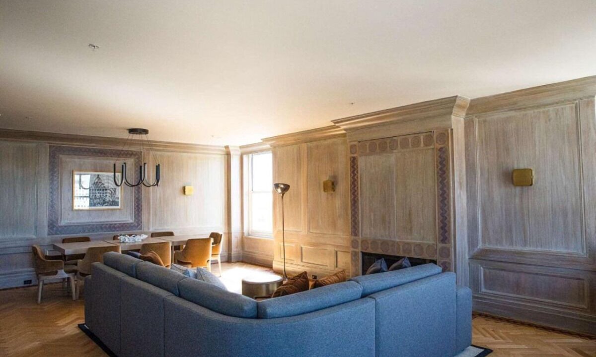 Photo of Livingroom in Theater District