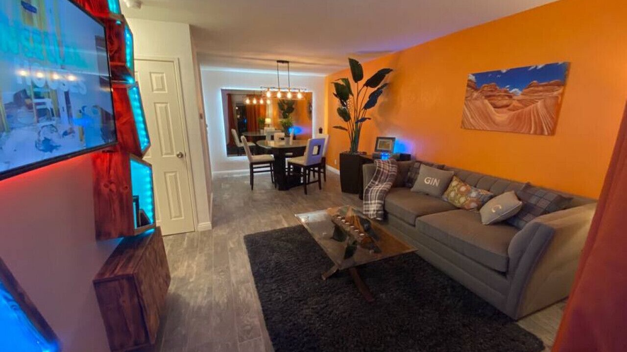 Photo of Livingroom in Racquet Club West