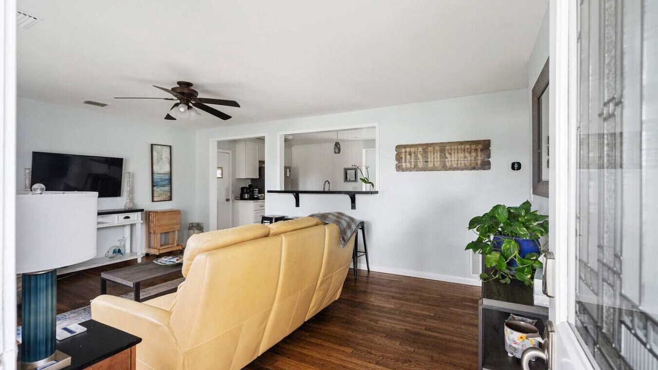 Photo of Livingroom in East Side Capistrano