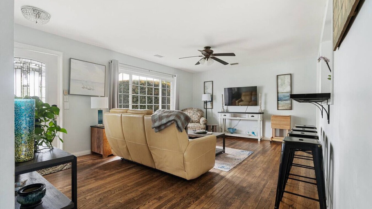Photo of Livingroom in East Side Capistrano