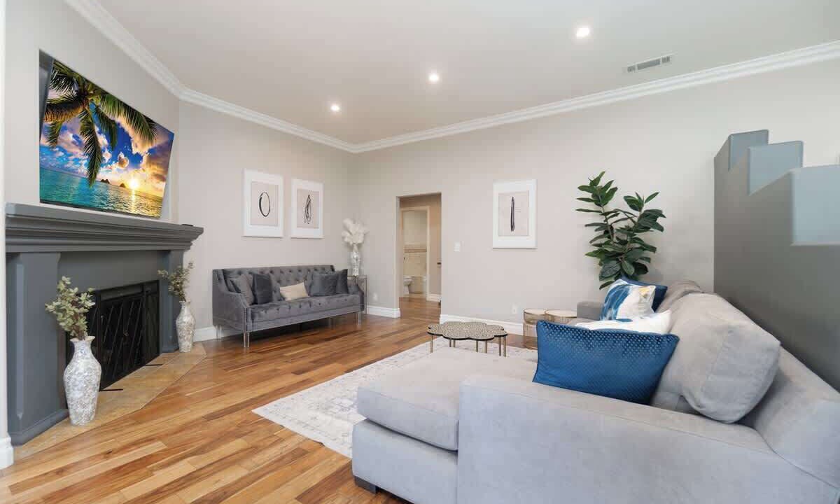 Photo of Livingroom in Encino