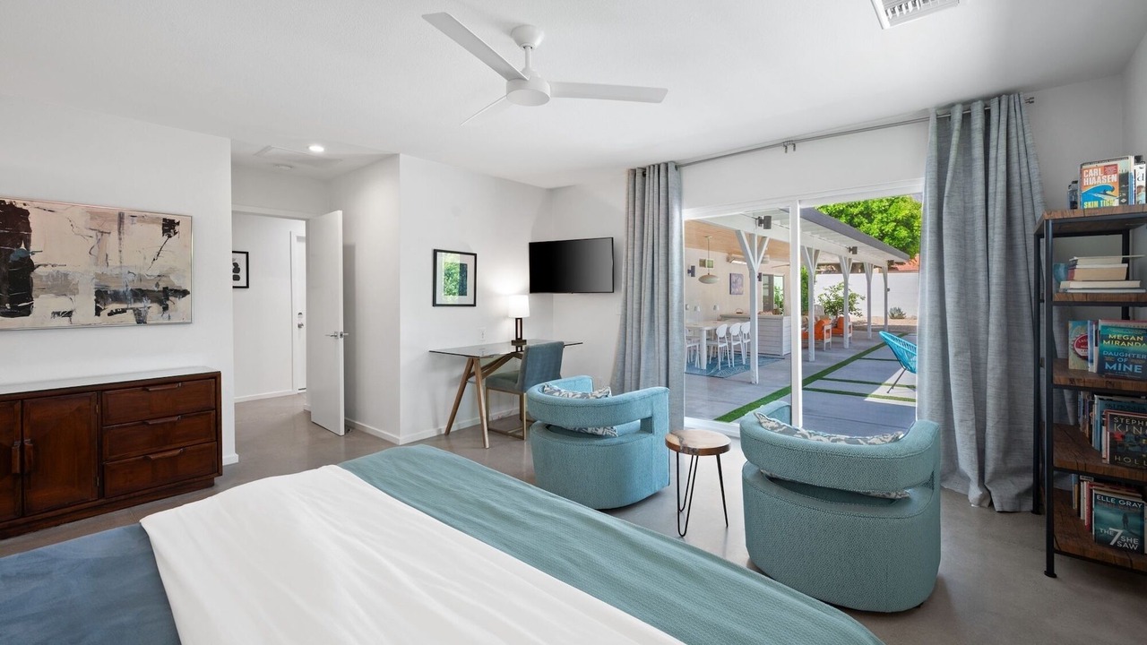 Photo of Bedroom in Racquet Club West
