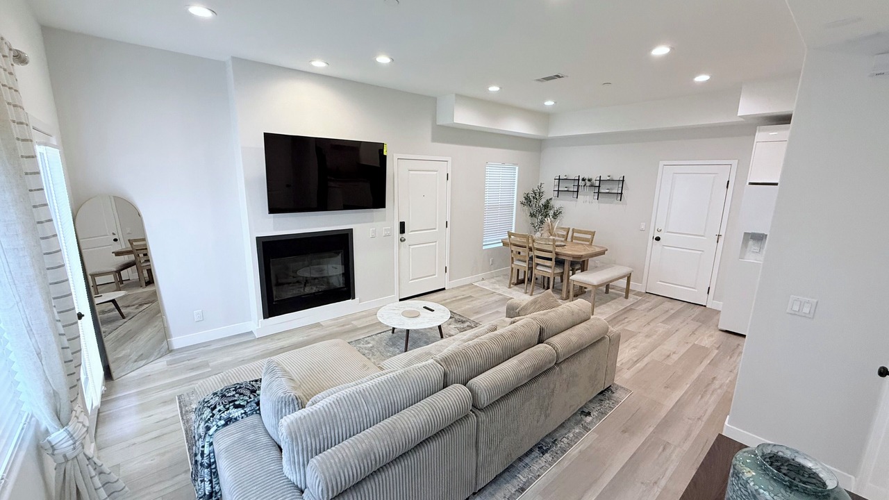 Photo of Livingroom in Midway City