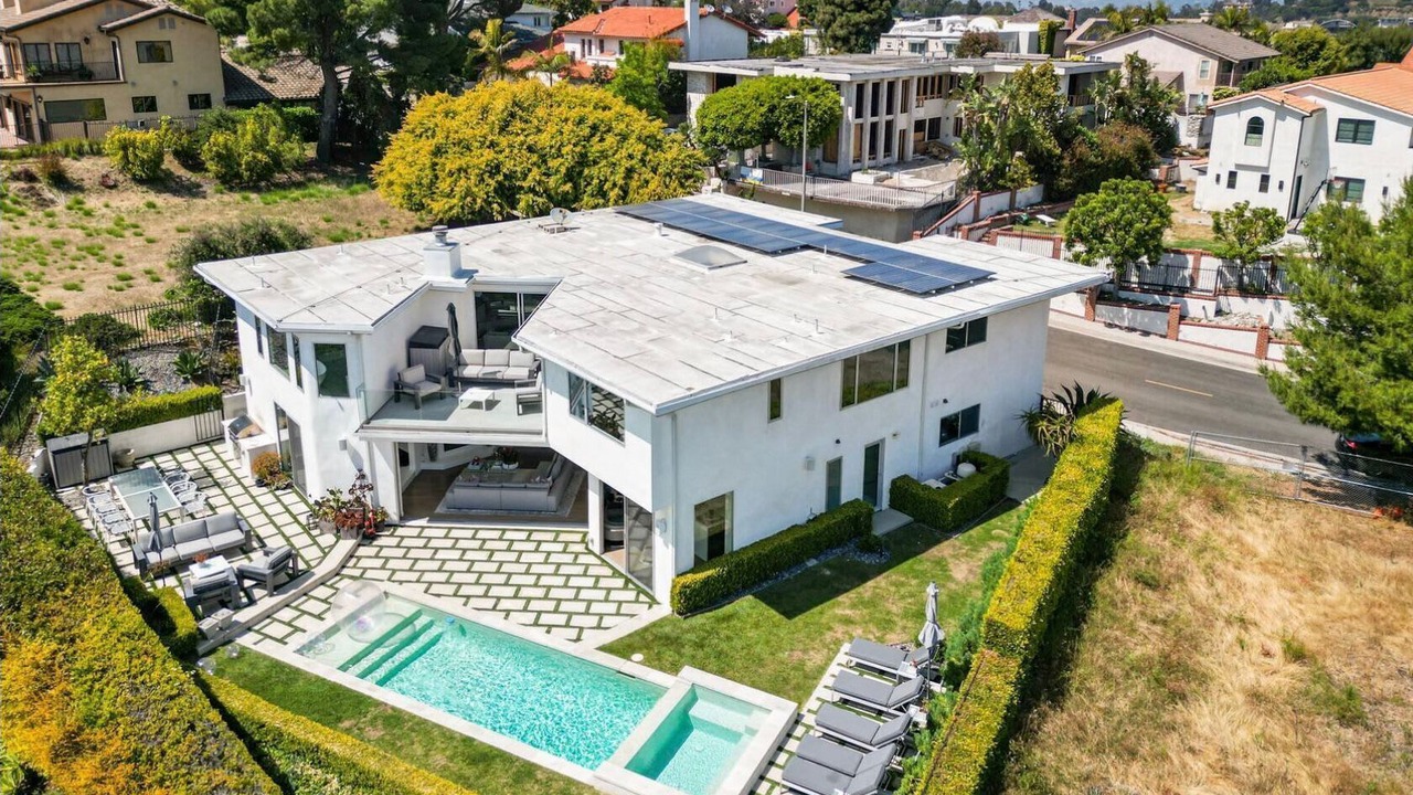 Photo of Outdoor in Hollywood Hills West