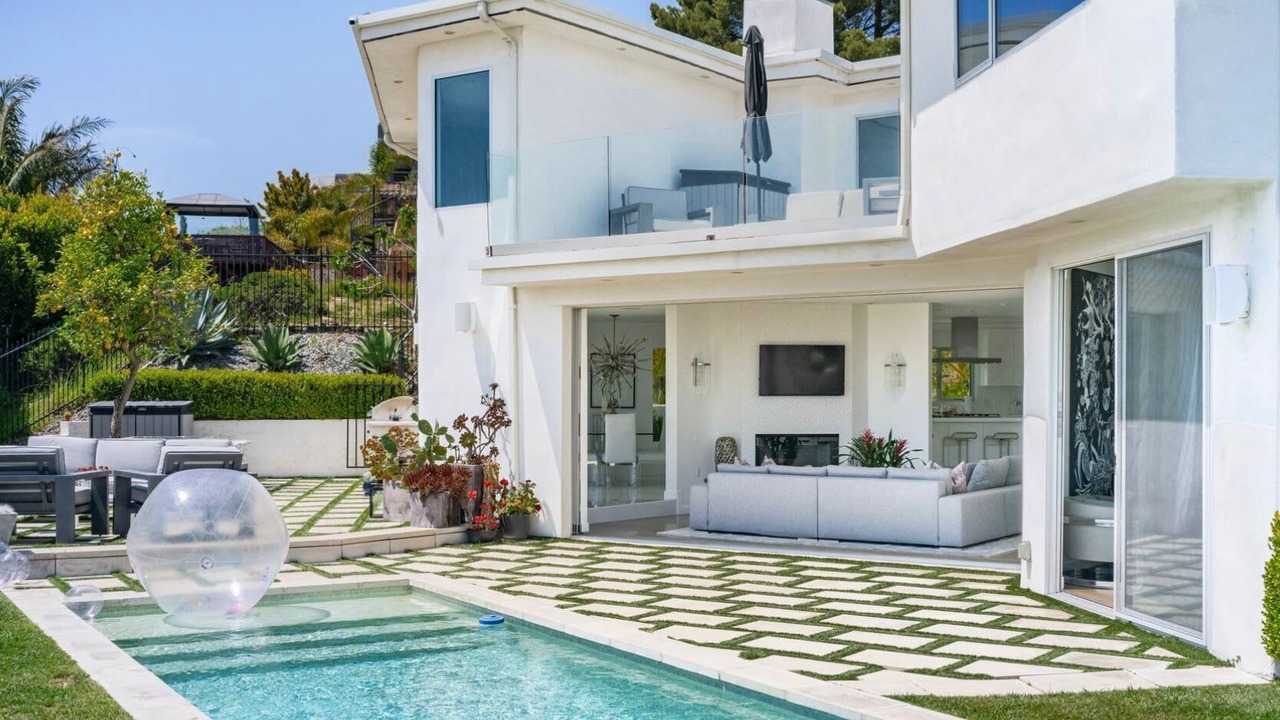 Photo of Outdoor in Hollywood Hills West
