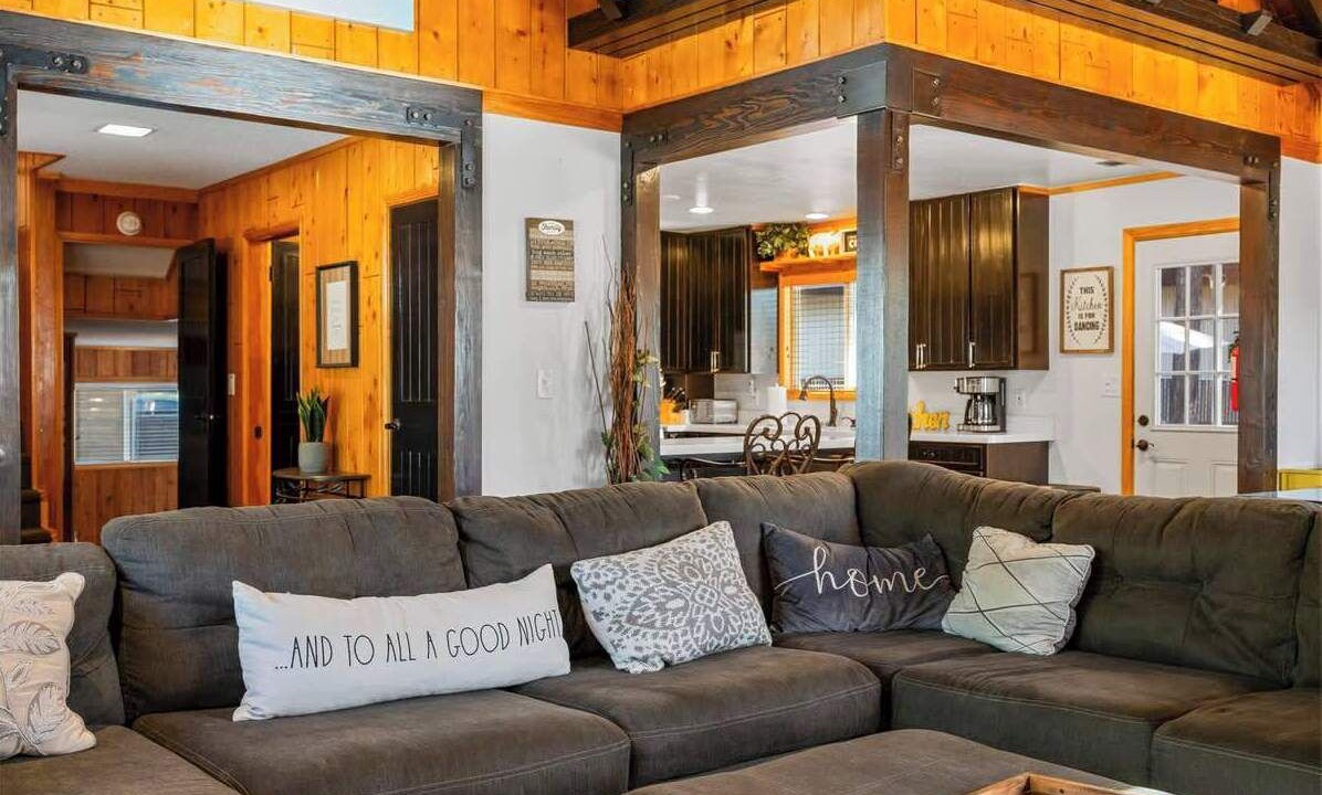 Photo of Livingroom in Summit Estates