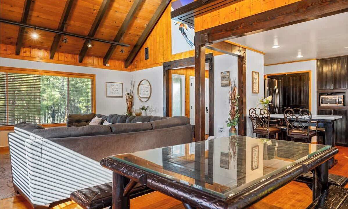 Photo of Livingroom in Summit Estates