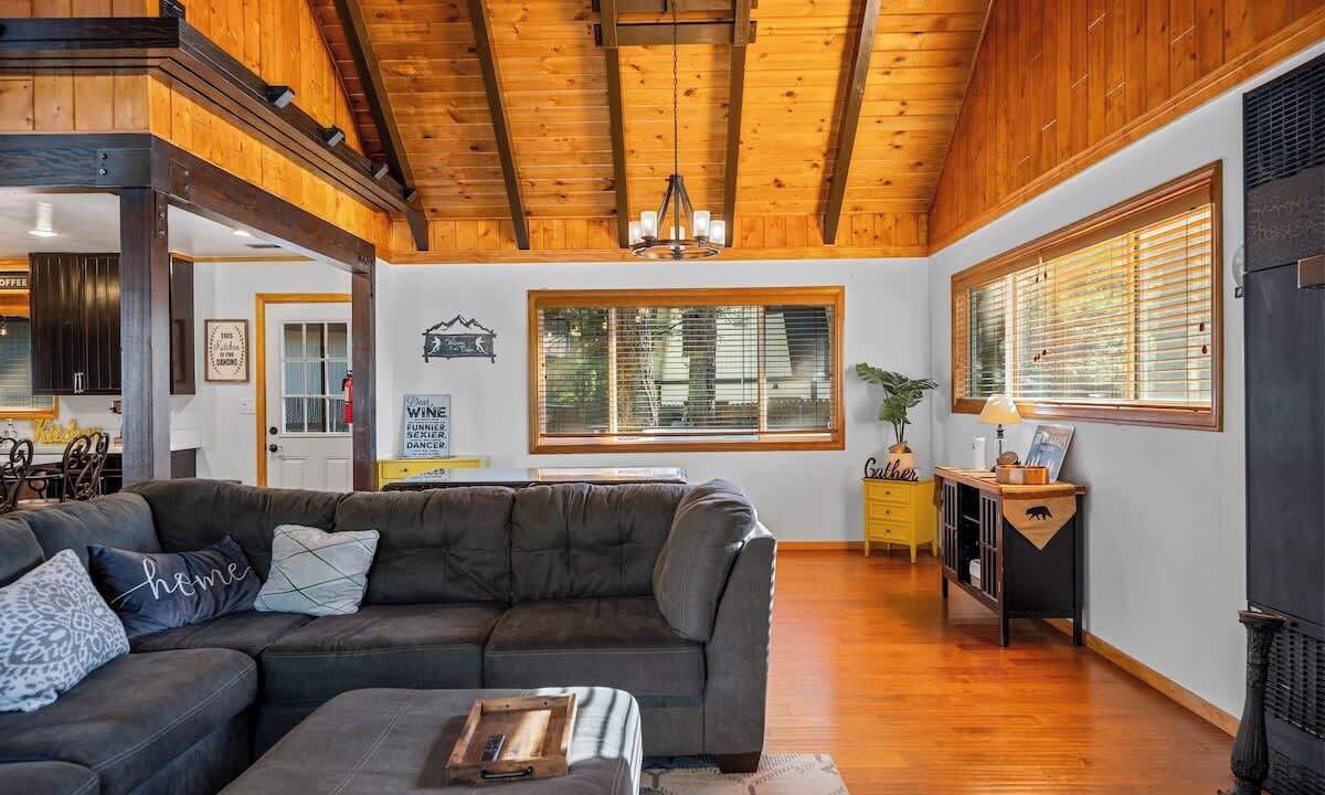 Photo of Livingroom in Summit Estates