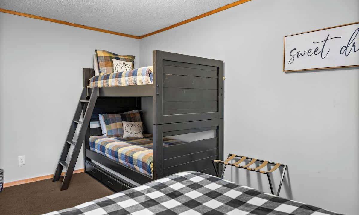 Photo of Bedroom in Summit Estates
