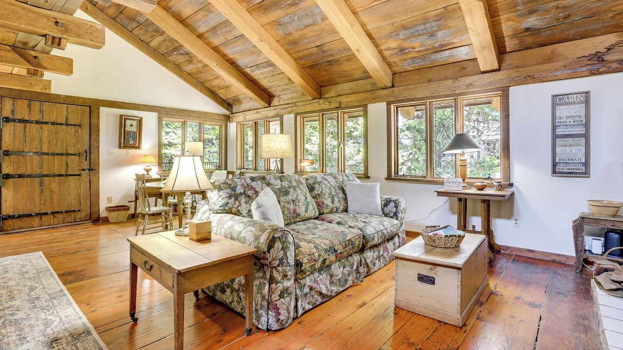 Photo of Livingroom in Crestline