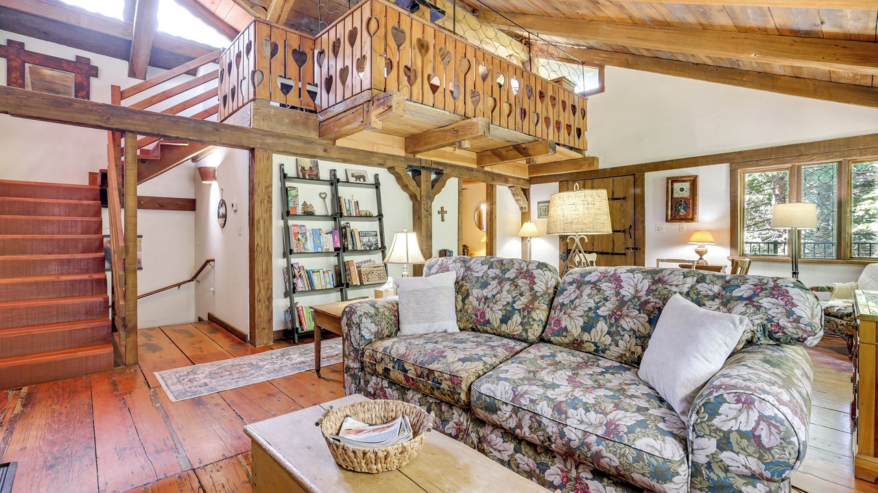 Photo of Livingroom in Crestline