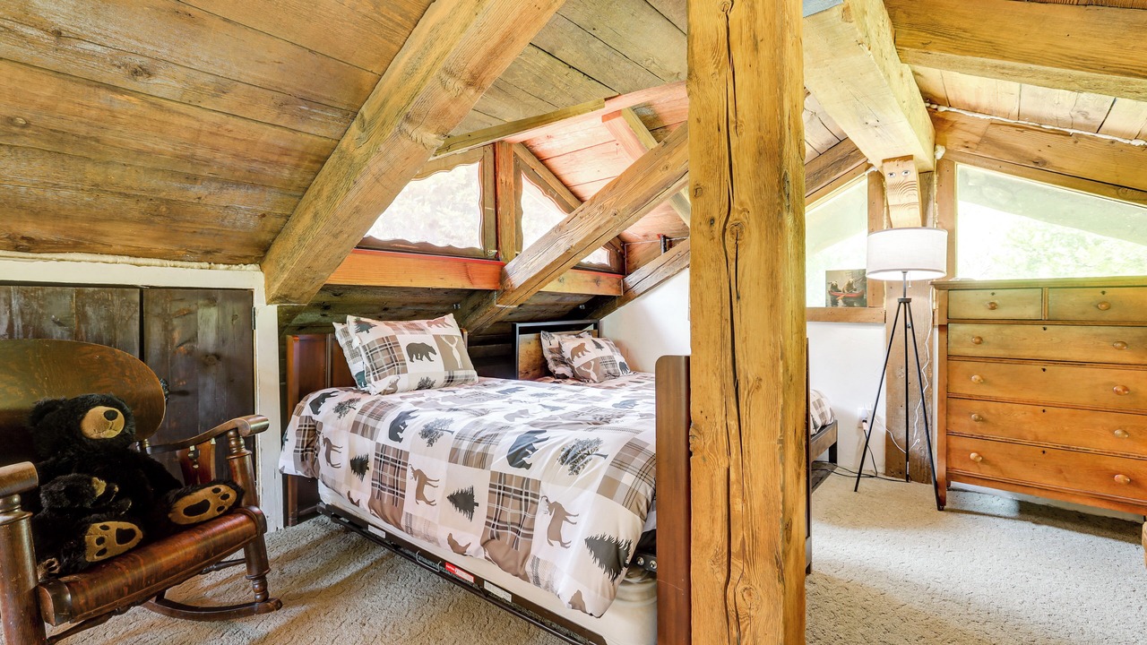 Photo of Bedroom in Crestline