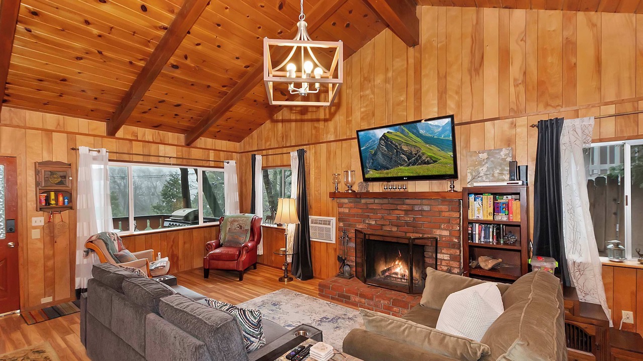 Photo of Livingroom in Crestline