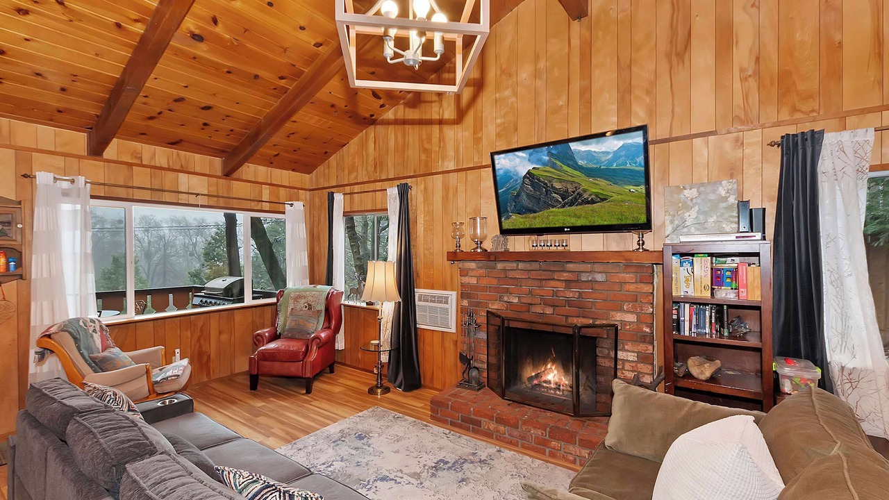 Photo of Livingroom in Crestline