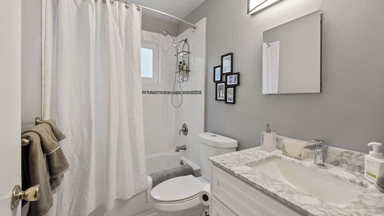 Photo of Bathroom in Oakland Ave - Harrison St
