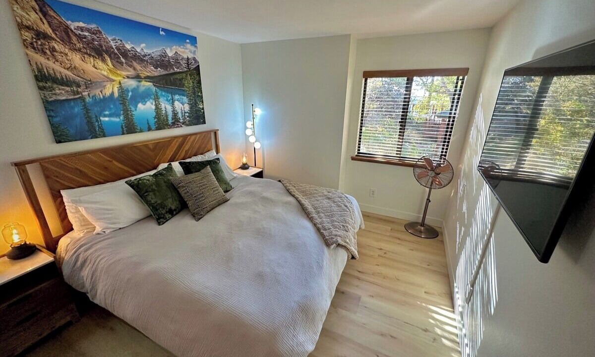 Photo of Bedroom in Lake Arrowhead