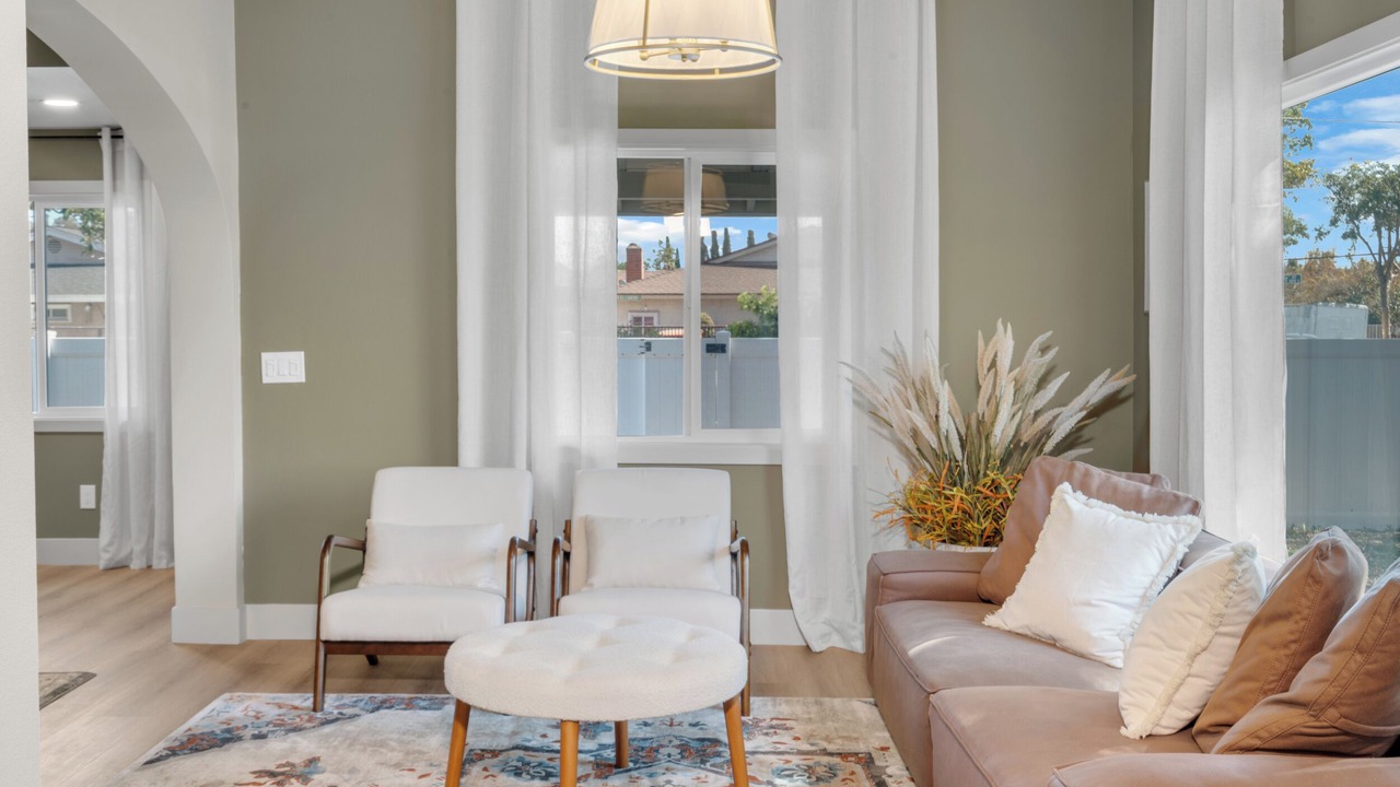 Photo of Livingroom in Midway City