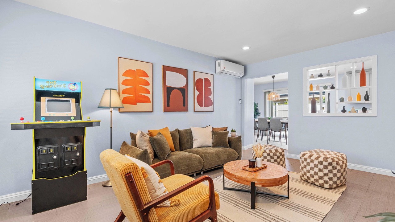 Photo of Livingroom in Midway City