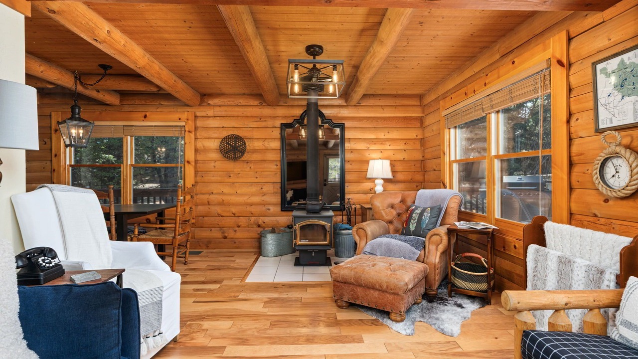 Photo of Livingroom in Shaver Lake