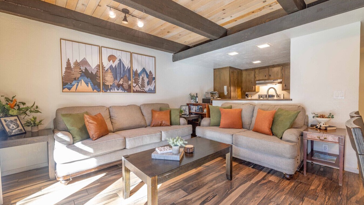 Photo of Livingroom in Summit Estates