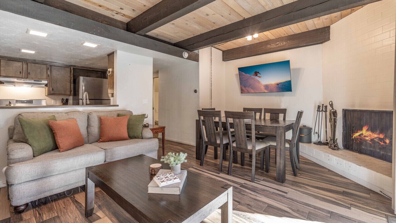Photo of Livingroom in Summit Estates