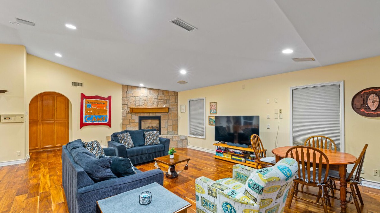 Photo of Livingroom in Pierpont Bay