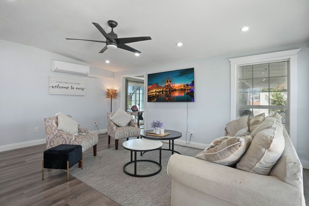 Photo of Livingroom in Midway City