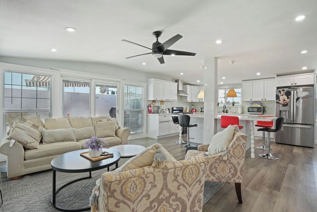 Photo of Livingroom in Midway City