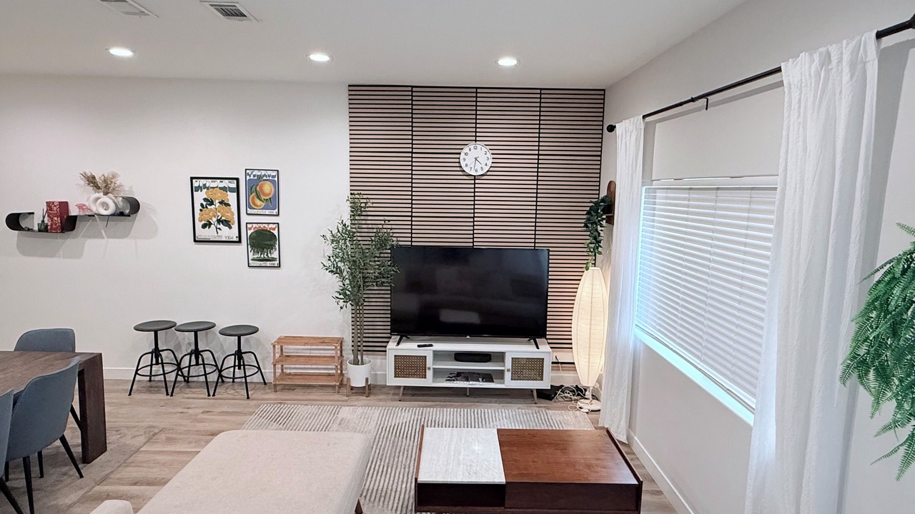 Photo of Livingroom in Midway City