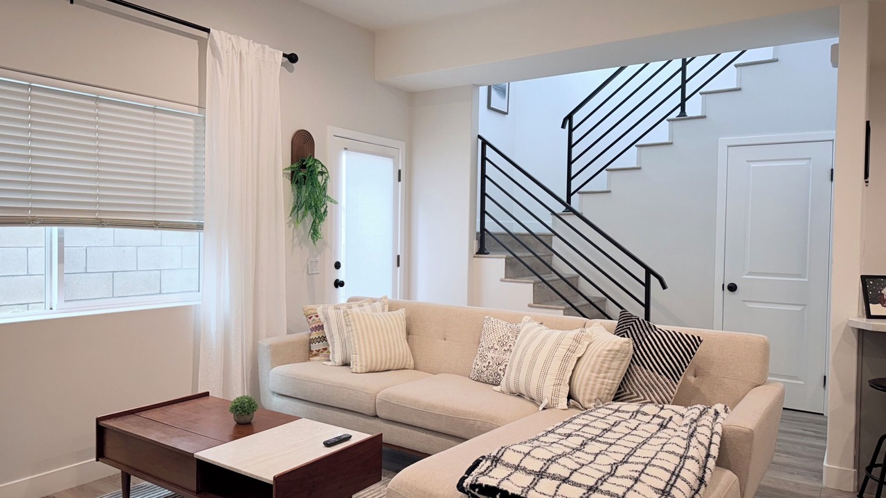 Photo of Livingroom in Midway City