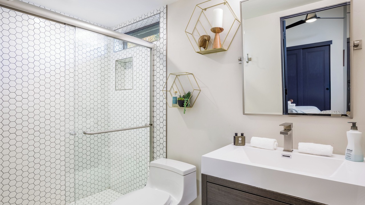 Photo of Bathroom in Sweetwater Street East